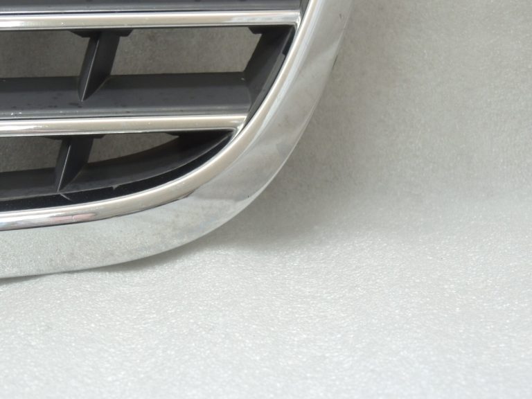 Oriģinālais Chrysler Grand Voyager V radiatora režģis 5113228AA DEFECTIVE