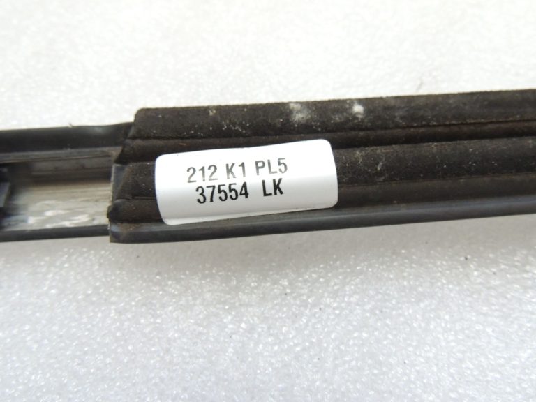 Oriģinālais Chrysler Grand Voyager V Priekšējo kreiso durvju līstes 5109811AA