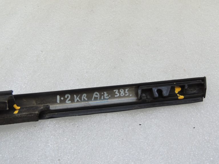 Oriģinālais Chrysler Grand Voyager V bīdāmo durvju apdare kreisā 05109813AA