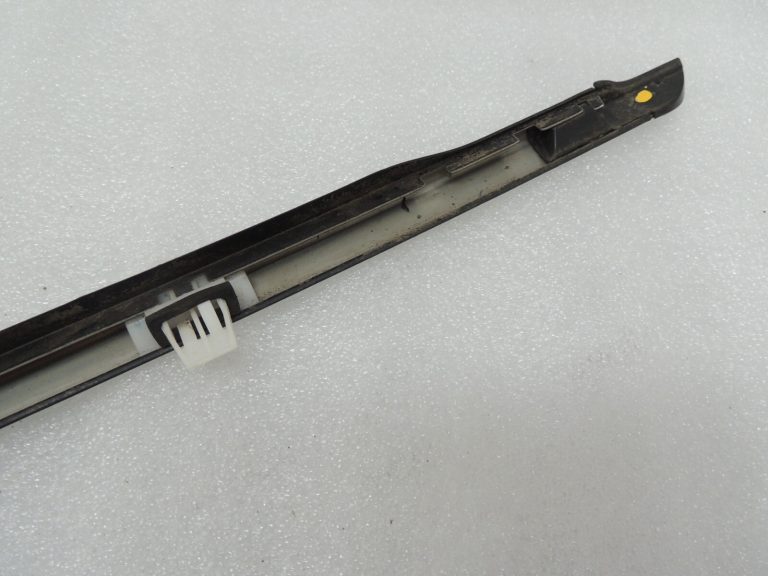 Oriģinālā Chrysler Grand Voyager V Aizmugurējā sānu paneļa apdare pa labi 5020976AB