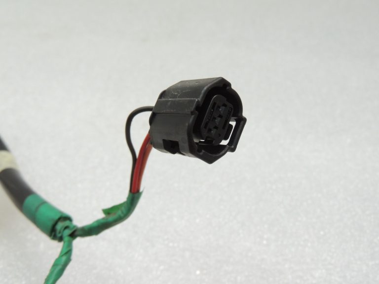 Mitsubishi Outlander III aizmugurējo lukturu spuldzes turētāja elektroinstalācijas instalācija 8330A885