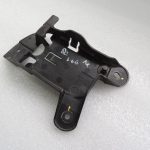 Suzuki Vitara LY IV aklās zonas sensora kronšteins aizmugurējais kreisais 3F501-86R10