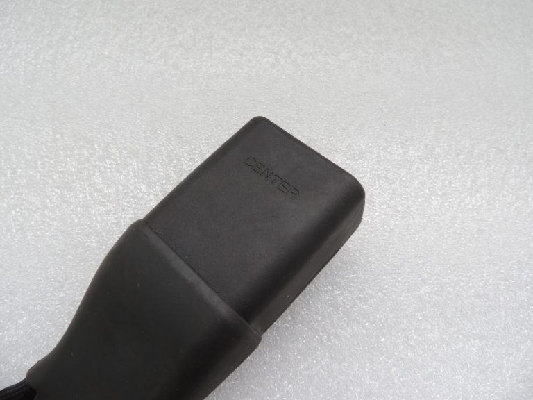 Suzuki Vitara LY IV Aizmugurējā centrālā drošības jostas sprādze 8495054P115PK