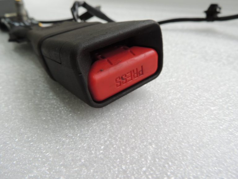 Suzuki Vitara LY IV Aizmugurējā centrālā drošības jostas sprādze 8495054P115PK
