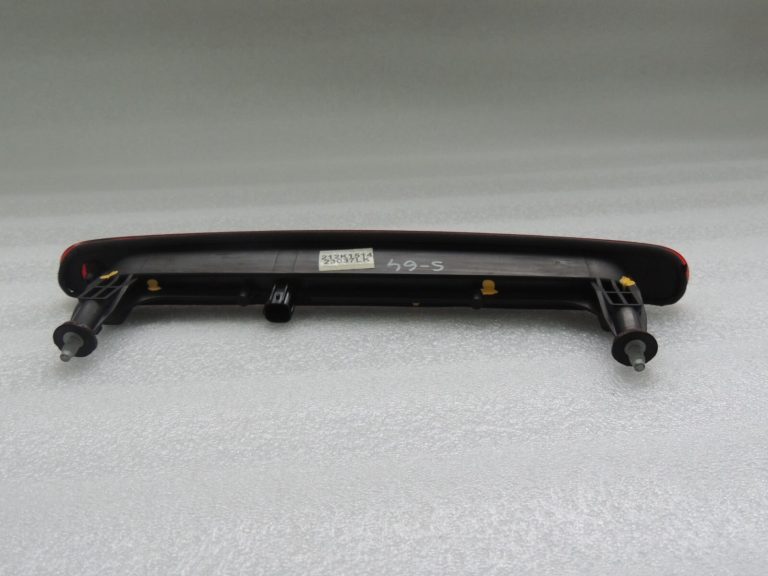 Suzuki Vitara LY IV Aizmugures trešais bremžu lukturis Bremžu lukturis 35810-71LA 35810-71LA1