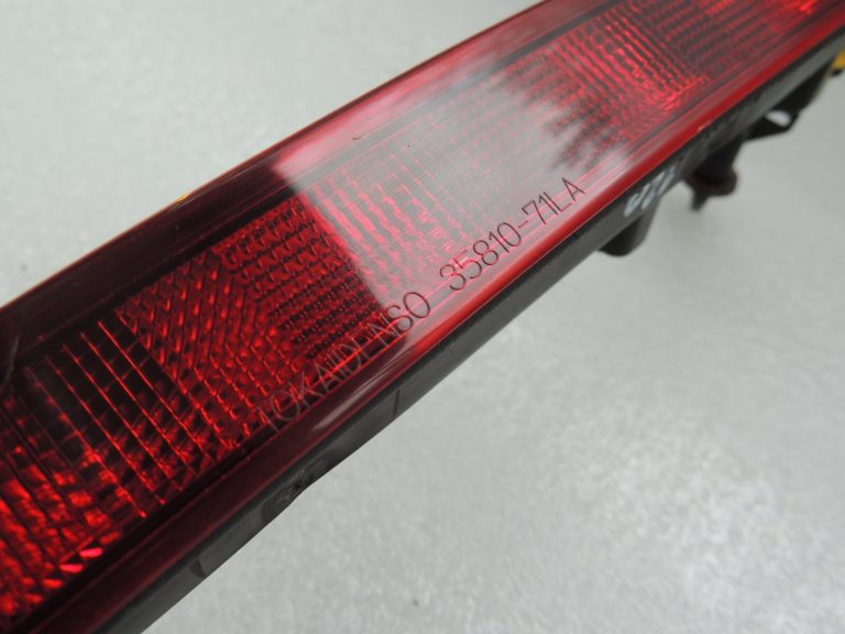 Suzuki Vitara LY IV Aizmugures trešais bremžu lukturis Bremžu lukturis 35810-71LA 35810-71LA1
