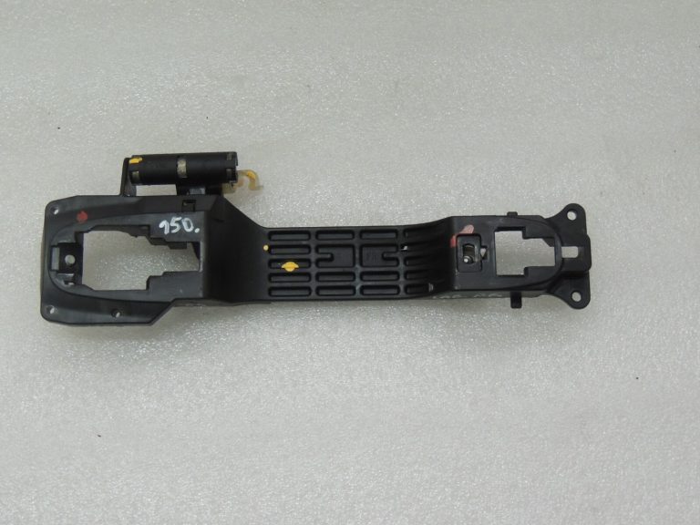 Suzuki Vitara LY IV ārējo durvju rokturu turētājs priekšējais labais 82811-63J10