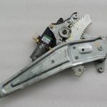 Suzuki Vitara LY IV Aizmugurējais kreisais loga regulators ar motoru 83502-54P10 83560-61M00
