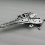 Suzuki Vitara LY IV Aizmugurējais kreisais loga regulators ar motoru 83502-54P10 83560-61M00