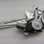Suzuki Vitara LY IV Aizmugurējais kreisais loga regulators ar motoru 83502-54P10 83560-61M00
