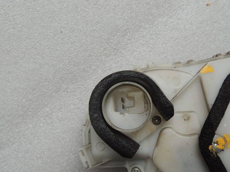 Suzuki Vitara LY IV LHD Aizmugures labās puses durvju slēdzene 82301-54P02 8230154P02
