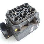 Jeep Grand Cherokee IV WK2 pneimatiskās balstiekārtas sūkņa vadības vārsta bloks 68087233AA
