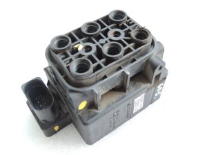 Jeep Grand Cherokee IV WK2 Air Suspension Pump Control Valve Block 68087233AA