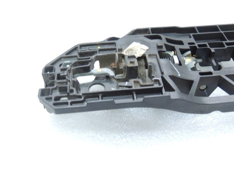 Lancia Thema II LX Aizmugurējā kreisā aizmugurējā kreisā ārdurvju roktura rāmis K04589860AI