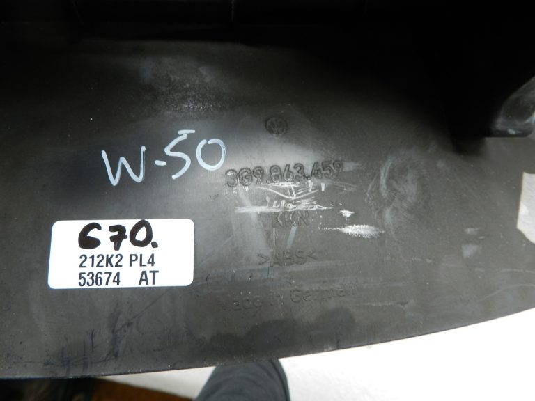 VW Passat oriģinālā bagāžnieka slēdzenes apdare
