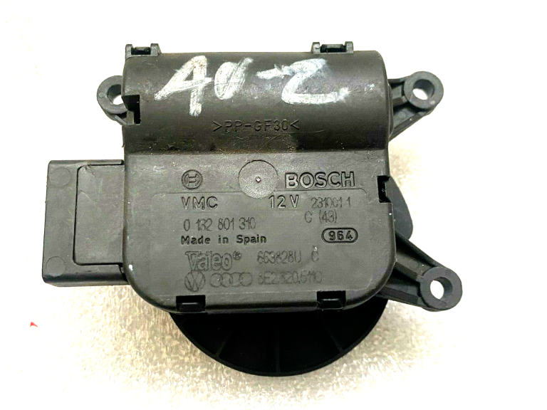 Audi A4 Sildītāja atloka motors 8e2820511c 0132801310