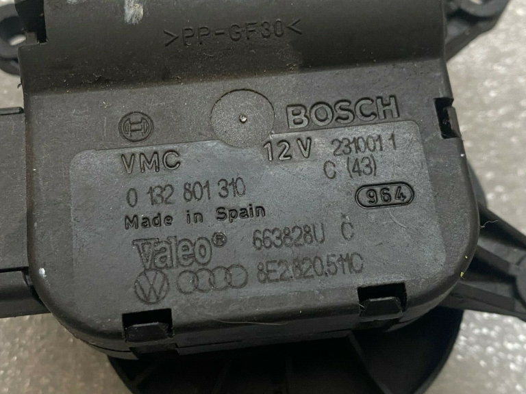 Audi A4 Sildītāja atloka motors 8e2820511c 0132801310