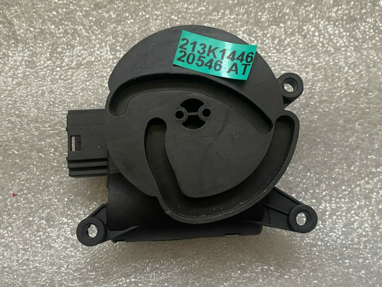 Audi A4 Sildītāja atloka motors 8e2820511c 0132801310