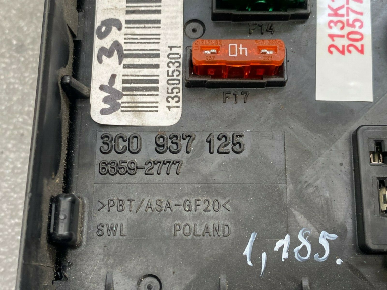 VW Passat zem motora pārsega vadības bloka drošinātāju kārba 3c0937125