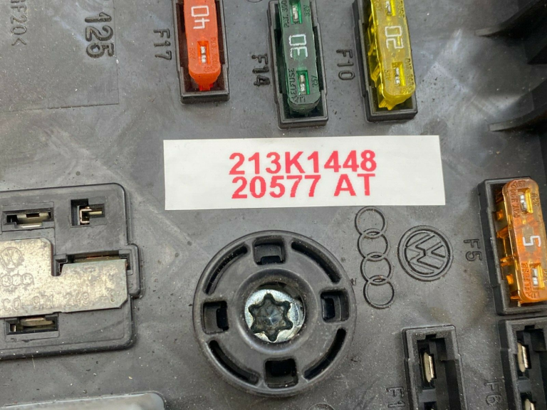 VW Passat zem motora pārsega vadības bloka drošinātāju kārba 3c0937125