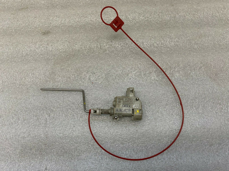 Audi A4 S4 B7 8E 8H Dīzeļdegvielas tvertnes vāciņa slēdzene 8E0862153A