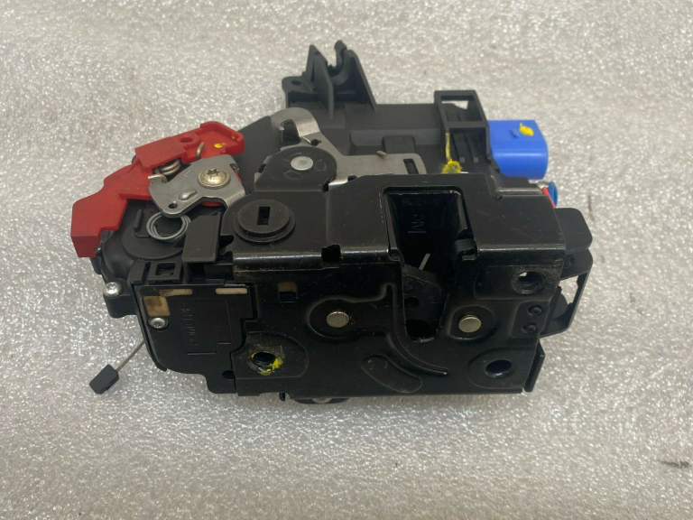 Skoda VW priekšējo durvju slēdzene 7l0839015d