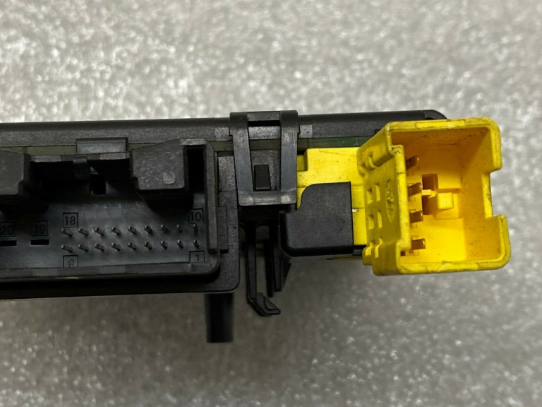 VW Passat stūres statņa vadības bloks 3c0953549a
