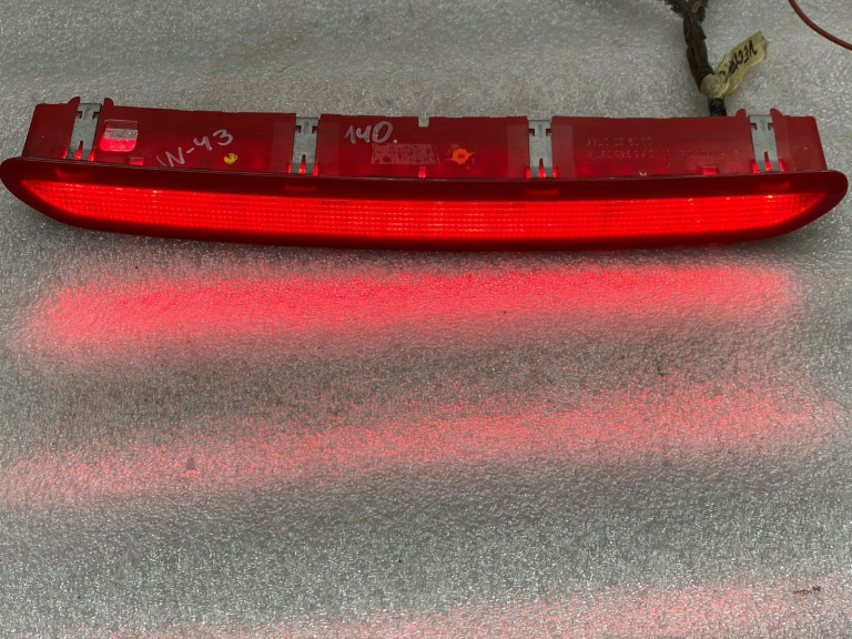 VW Tiguan trešā 3 bremžu signāllukturis papildu bremžu gaisma 1k6945097a