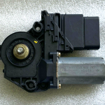 VW Logu regulatora motors aizmugurējā labajā pusē 1j4959812c