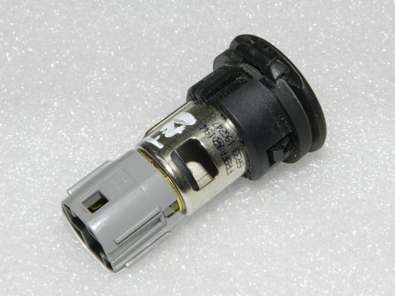 OEM Ford Ranger P375 centrālās konsoles aizmugurējā 12V savienojuma ligzda 6R33-19G247-AA