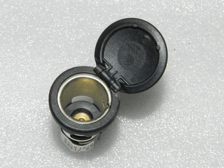 OEM Ford Ranger P375 centrālās konsoles aizmugurējā 12V savienojuma ligzda 6R33-19G247-AA