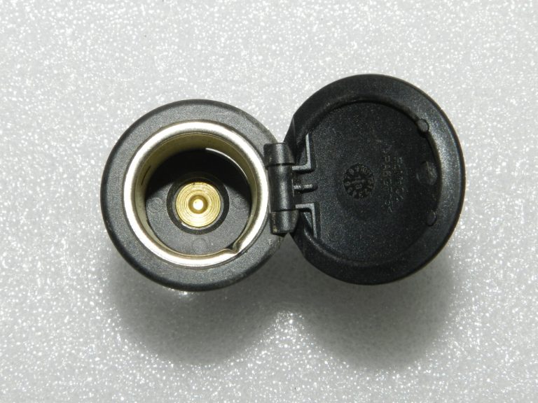 OEM Ford Ranger P375 centrālās konsoles aizmugurējā 12V savienojuma ligzda 6R33-19G247-AA