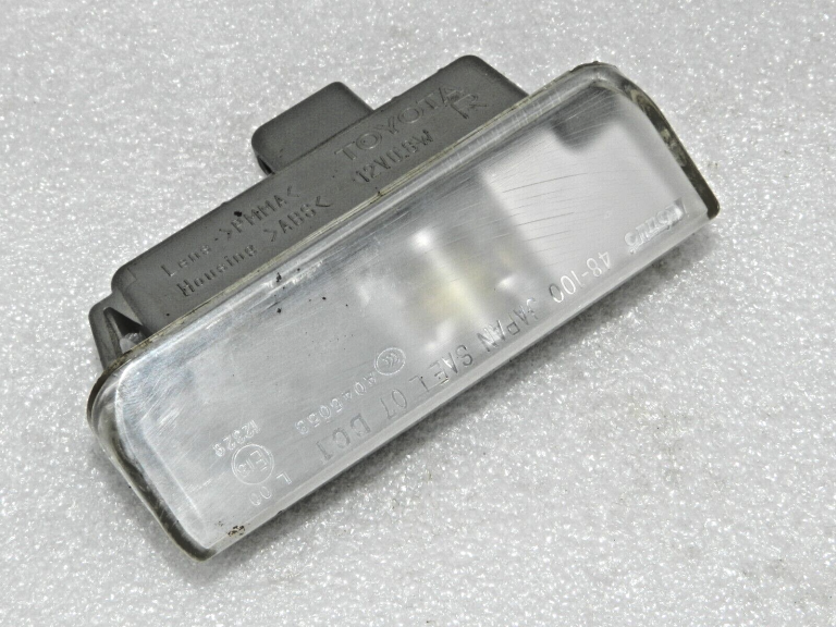 Oriģinālais Lexus RX III (AL10) numura apgaismojums labajā pusē 81204-48010, 81270D