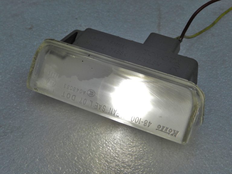 Oriģinālais Lexus RX III (AL10) numura apgaismojums labajā pusē 81204-48010, 81270D