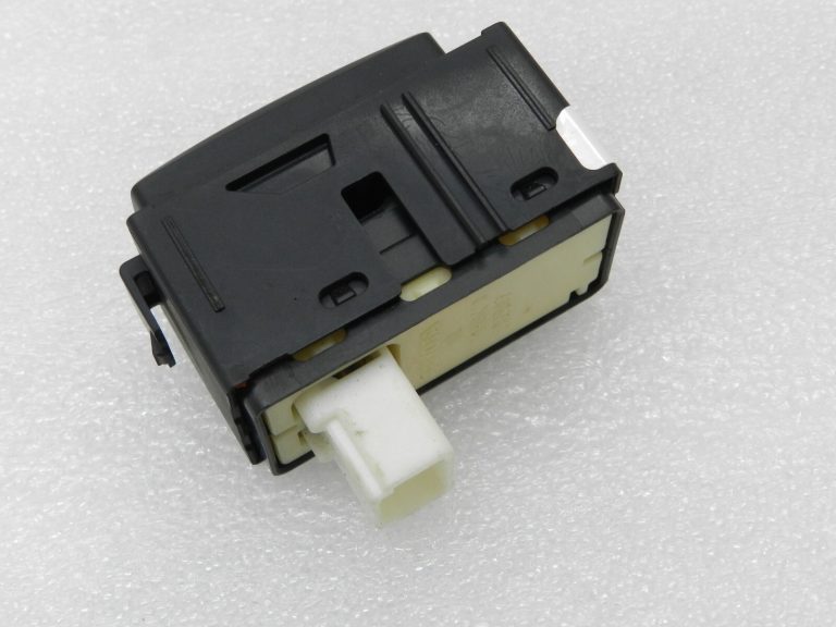 Oriģinālais Lexus RX 450h (AL10) aizmugurējā elektriskā stikla slēdzis 84810-48020, 84810D