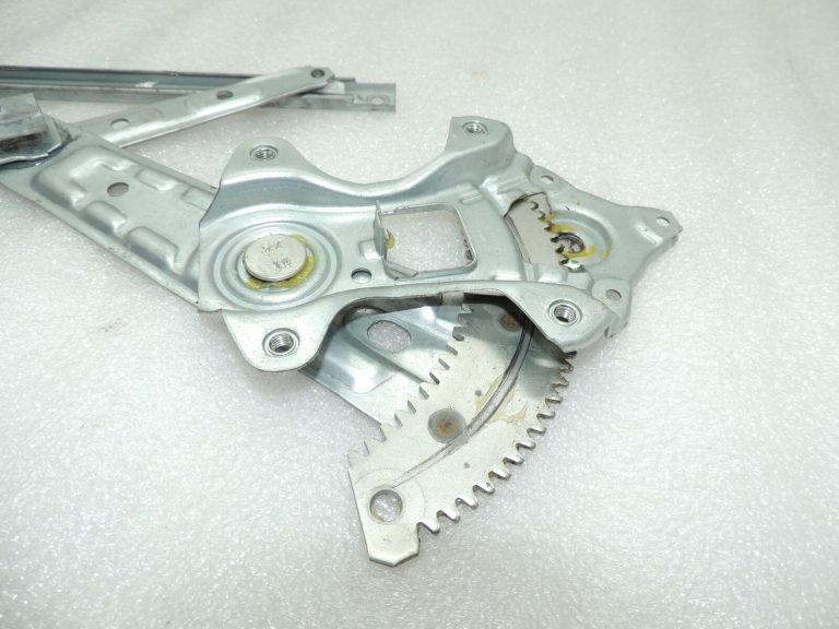 Nissan X-Trail T32 Logu regulatora sliede aizmugurējā kreisā 827216FR0A