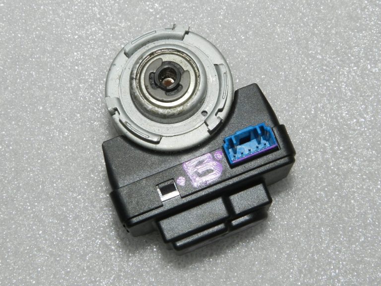 Oriģinālās Lancia Thema II priekšējo lukturu rezerves daļas servomotors (68042154AE, 68042155AE)