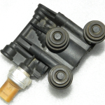 Oriģinālais Range Rover L320 Discovery 3 pneimatiskās balstiekārtas vārstu bloks RVH000046