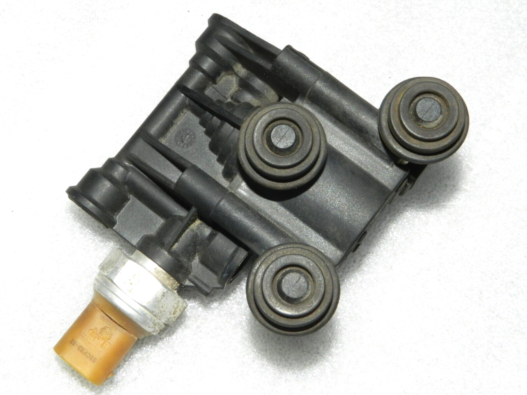 Oriģinālais Range Rover L320 Discovery 3 pneimatiskās balstiekārtas vārstu bloks RVH000046