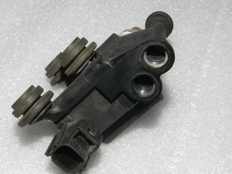 Oriģinālais Range Rover L320 Discovery 3 pneimatiskās balstiekārtas vārstu bloks RVH000046
