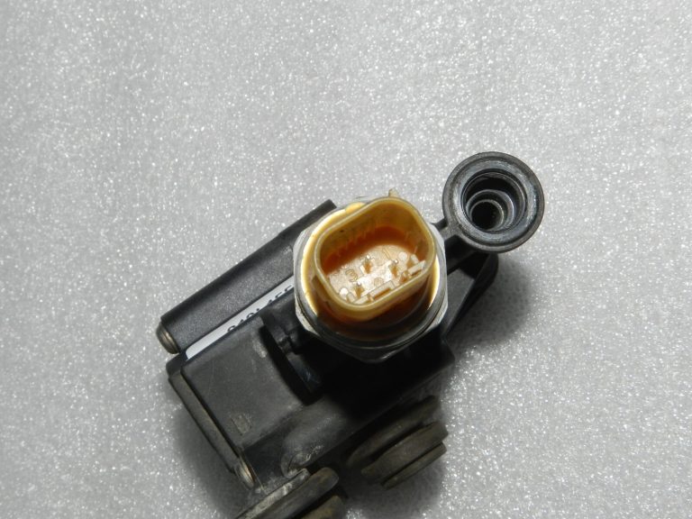 Oriģinālais Range Rover L320 Discovery 3 pneimatiskās balstiekārtas vārstu bloks RVH000046