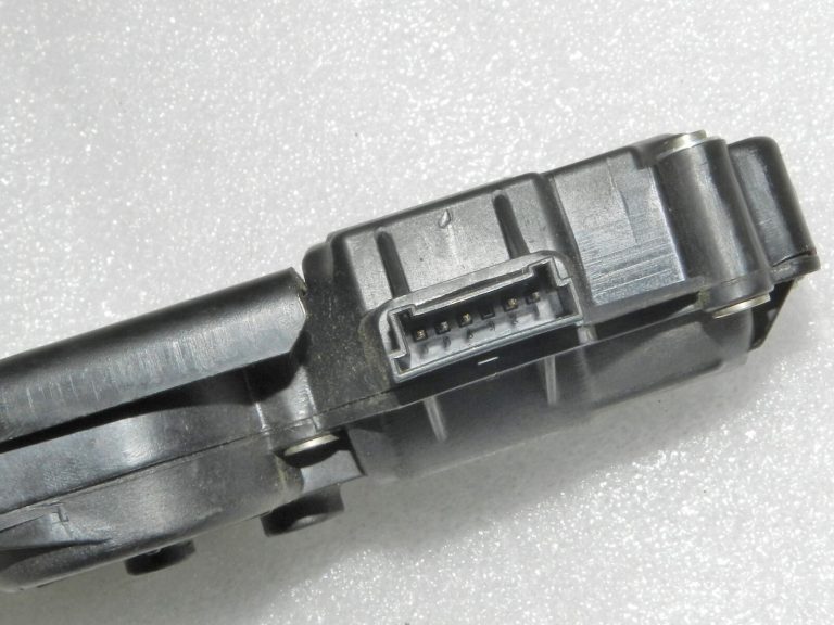 Land Rover Range Rover L320 Aizmugures durvju slēdzene FQQ500040, FQQ500090 Valeo