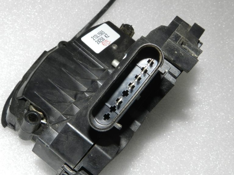 Oriģinālā Ford Ranger P375 aizmugurējā labās puses durvju slēdzene CM5A-A26412-BB, 2113096