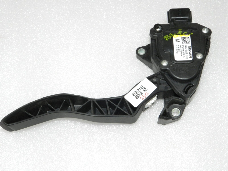 Nissan Qashqai J11 Renault Kadjar Paātrinātāja pedālis Hella OE 180024BA0B, 6PV009978-15