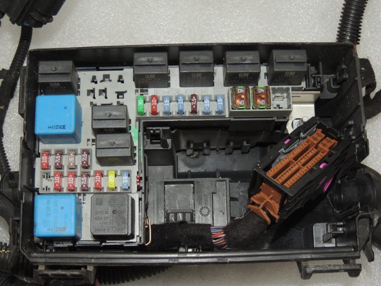 Opel Meriva B 1.7CDTi galvenā elektroinstalācijas instalācija elektroinstalācijas instalācijas drošinātāju kaste 93197119