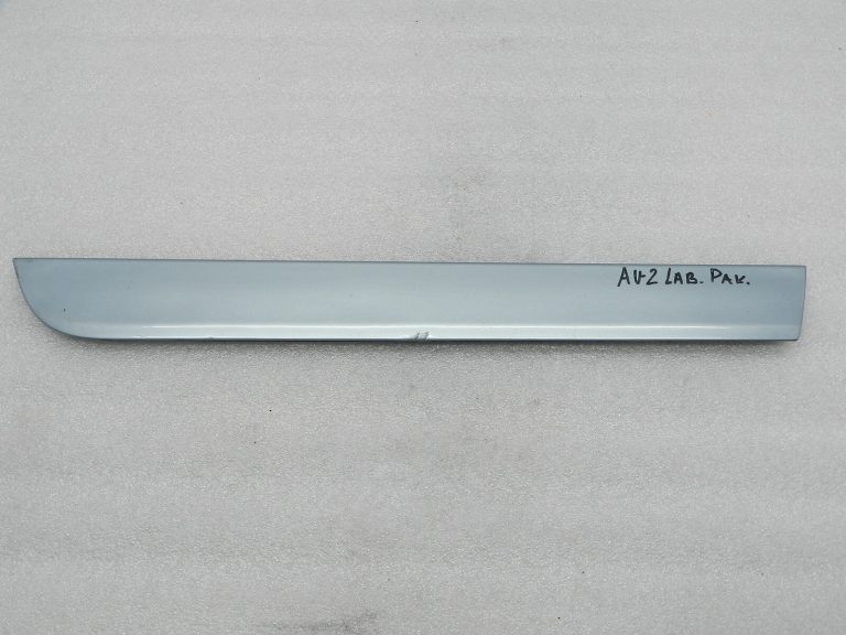 Audi A4 oriģināls durvju līstes aizmugurējā labajā pusē DEFEKTĪVS! 4J Y7R Kristālzils metālisks