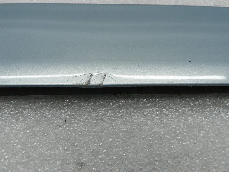 Audi A4 oriģināls durvju līstes aizmugurējā labajā pusē DEFEKTĪVS! 4J Y7R Kristālzils metālisks