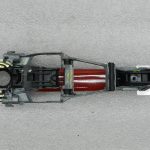 Skoda oriģinālā durvju rokturis priekšējais ārējais kreisais 8T8T F3K Corrida (sarkans)