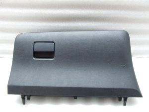 Toyota Yaris P13 oriģinālais cimdu nodalījums 555500D151C1