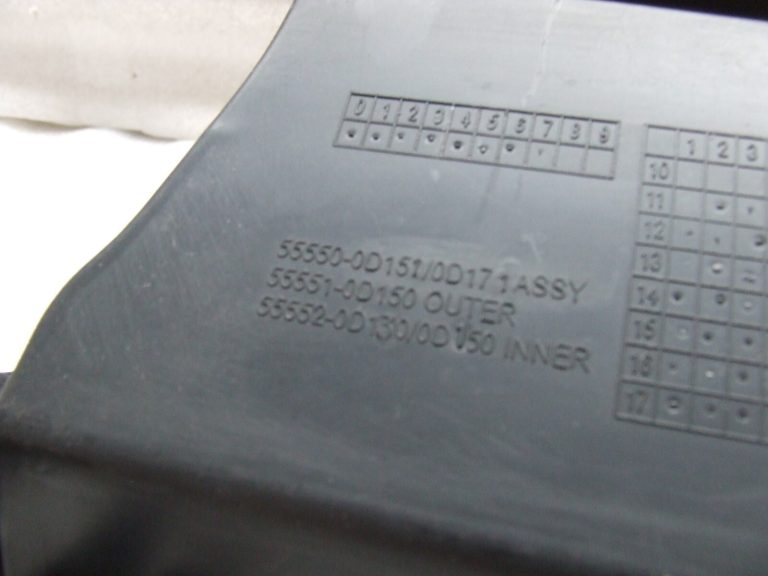 Toyota Yaris P13 oriģinālais cimdu nodalījums 555500D151C1